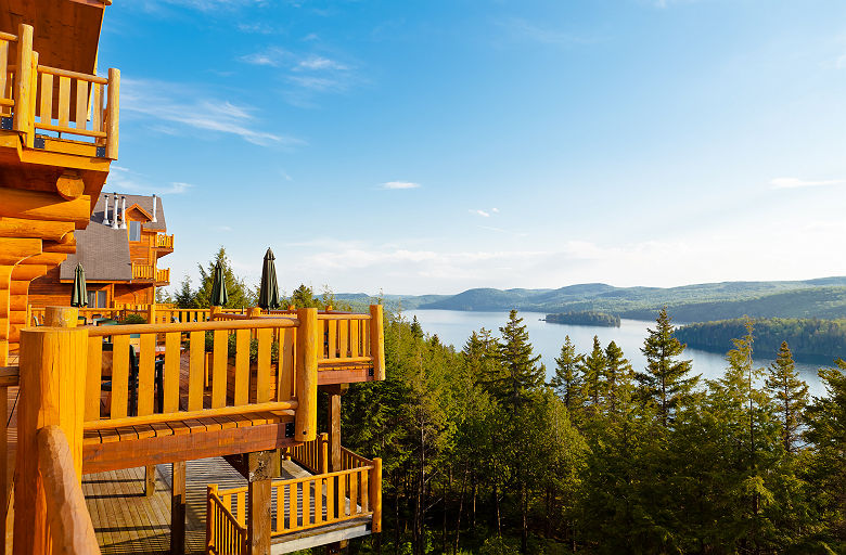 Vue sur un lac depuis les balcons de l'hôtel Sacacomie