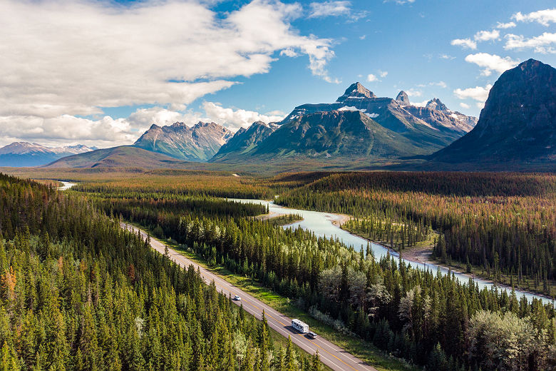 Vue aérienne sur les Rocheuses Canadiennes sur la Icefields Parkway entre les parcs de Banff et Jasper - Alberta, Canada