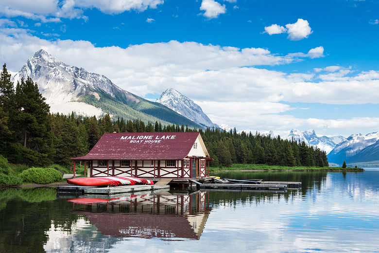 Hangar à bateau sur le lac Maligne dans le Parc National Jasper - Alberta, Canada