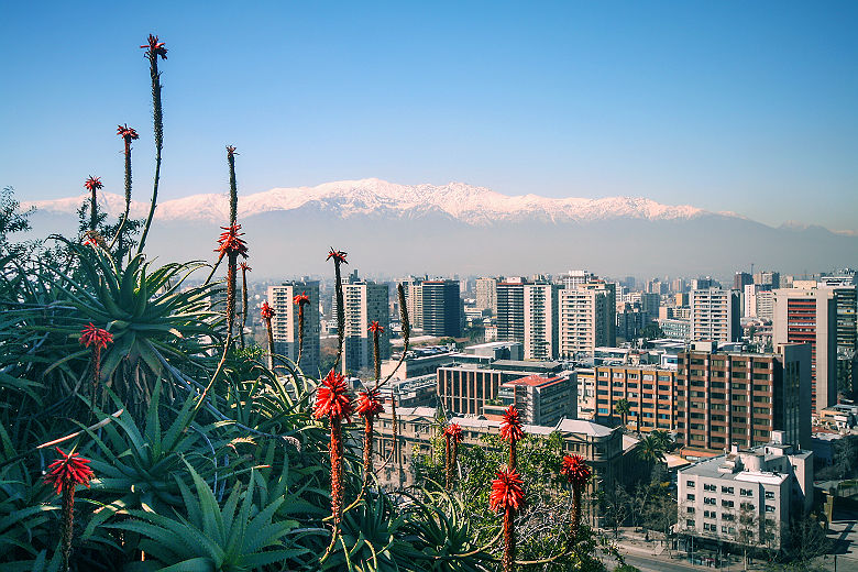 Chili - Vue sur la ville de Santiago et les Andes depuis la colline de Santa Lucia