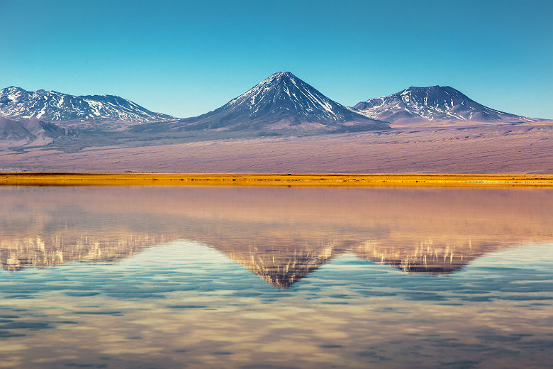 Chili- Lac et effet miroir dans le désert d'Atacama
