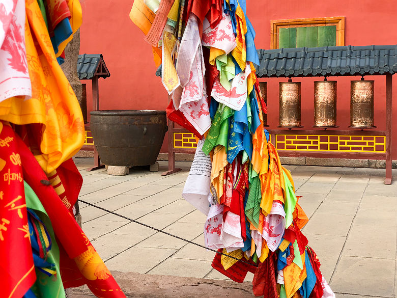 Drapeaux de prière bouddhiste au temple Putuo Zongcheng  - Tibet