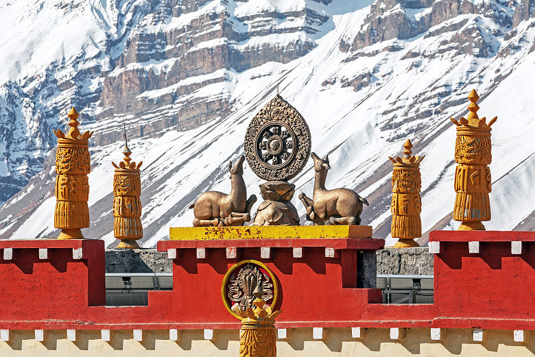 Roue Dharma sur le toit d'un temple dans les montagnes - Tibet