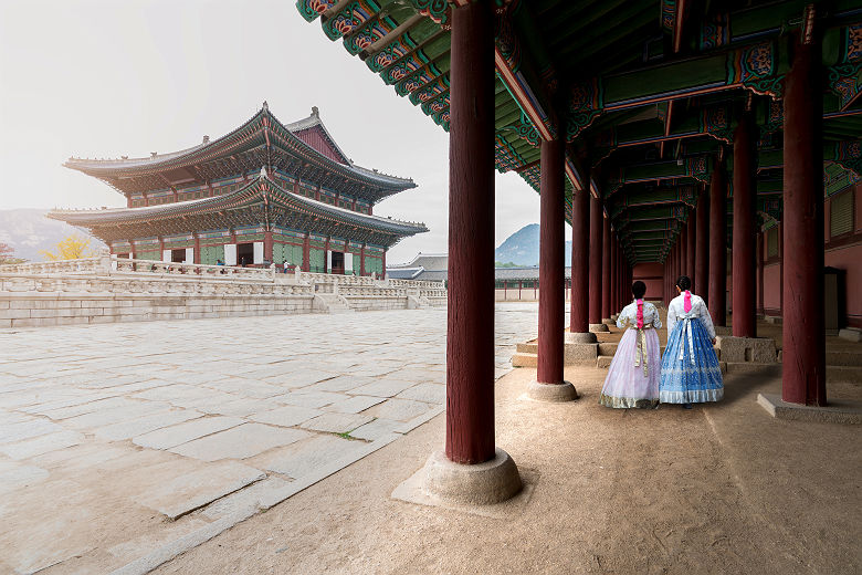 Femmes coréennes en vêtements traditionnels dans le Palace Gyeongbokgung à Séoul - Corée du Sud