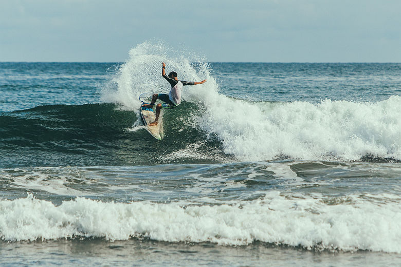 Surfeur sur la plage Venao - Panama