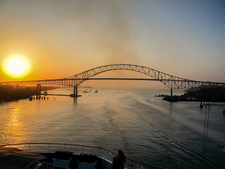Pont des Amériques à Panama city à l'aube - Panama