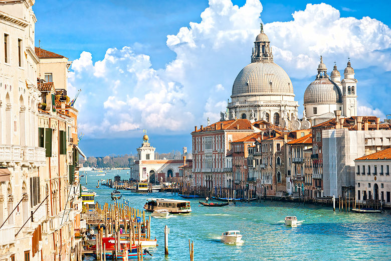 Le Grand Canal et la Basilique Santa Maria della Salute de Venise - Italie