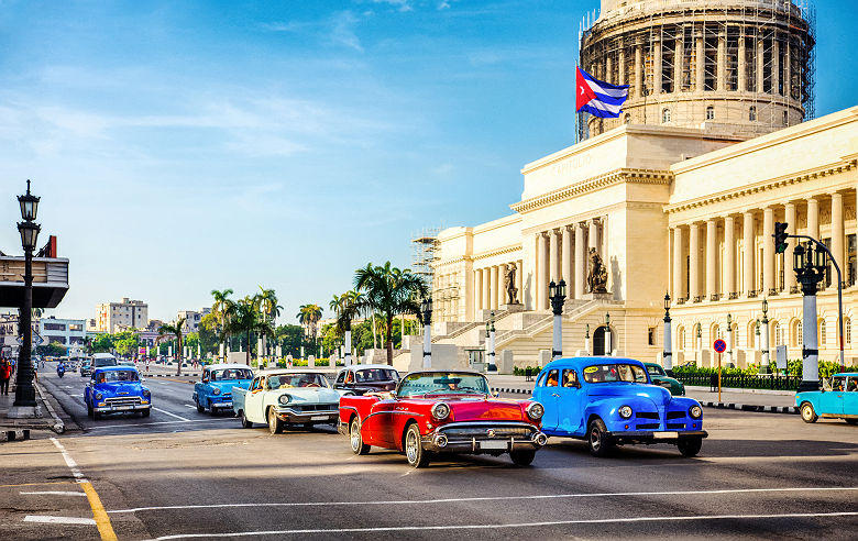Voitures vintages en face du Capitole de la Havane - Cuba