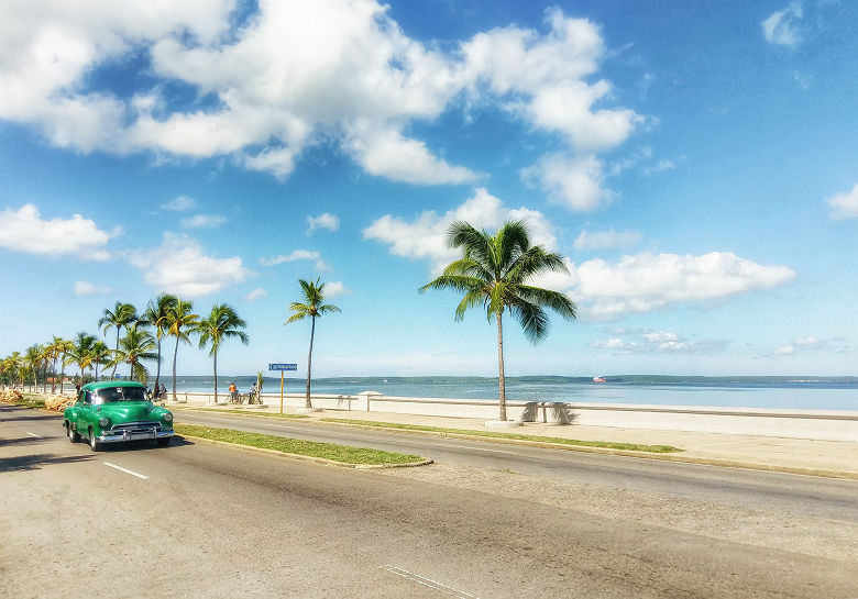 Voiture vintage près de la plage de Cienfuegos - Cuba