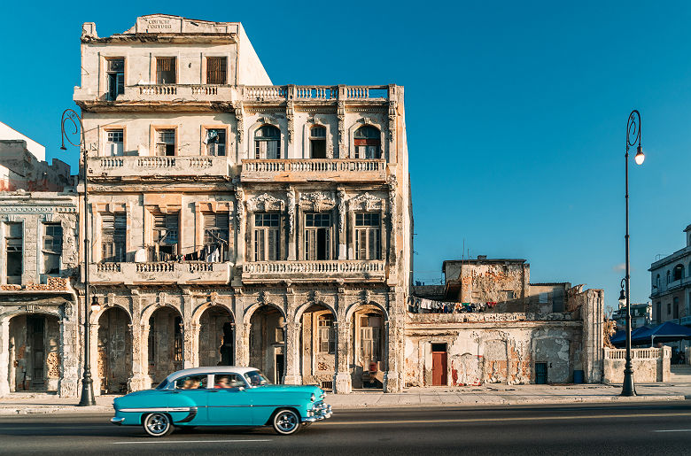 Voiture américaine vintage sur le Malecon de La Havane - Cuba