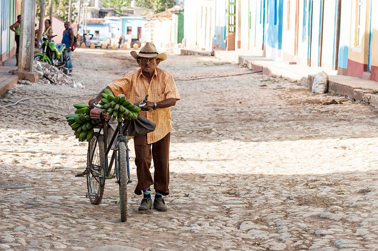 Homme poussant son vélo à Trinidad - Cuba