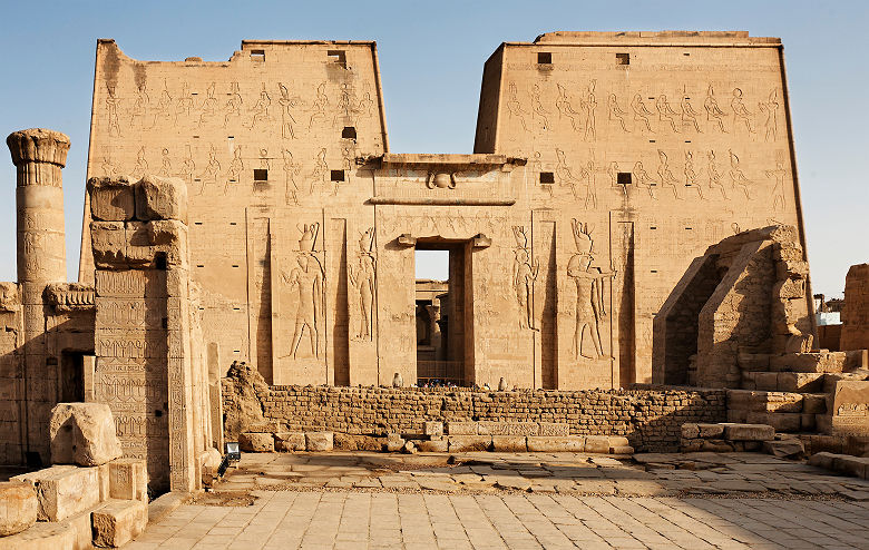 Egypte - Façade du temple d'Horus à Edfou