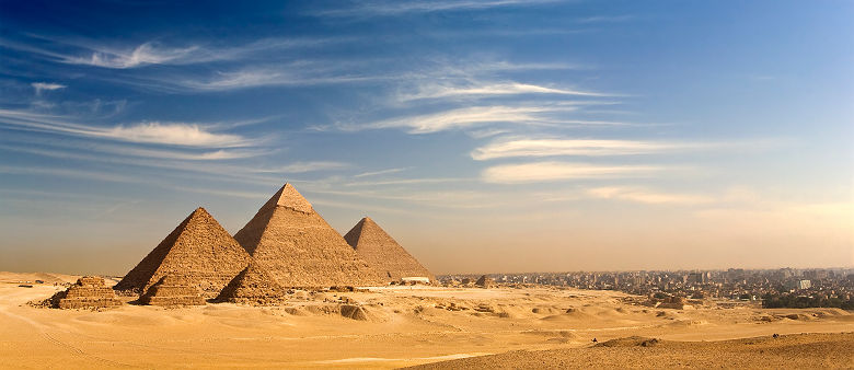 Vue panoramique sur les pyramides de Gizeh - Egypte