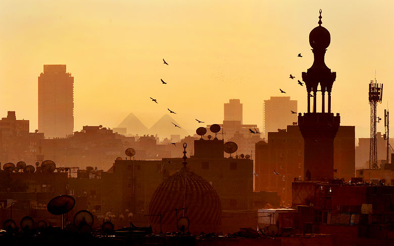 Skyline du Caire et des pyramides de Gizeh au loin au coucher du soleil - Egypte