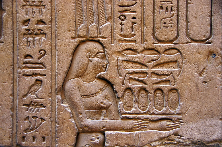 Gravures du temple d'Horus à Edfou sur la rive gauche du Nil entre Assouan et Louxor - Egypte