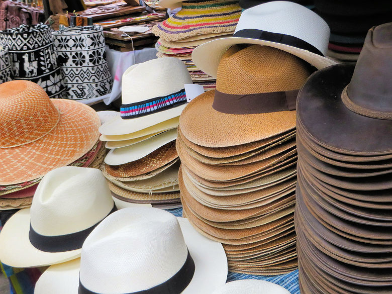 Panamas sur le marché d'Otavalo - Equateur
