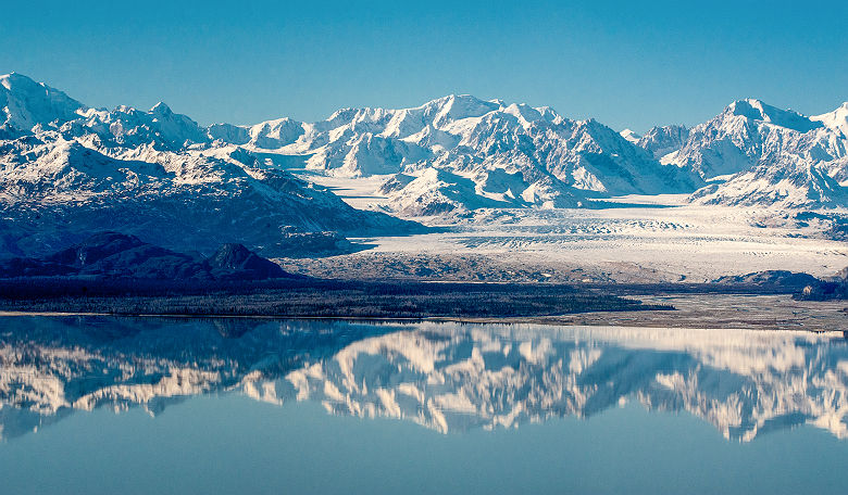 Alaska - Vue sur les montagnes Anchorage et effet miroir sur le lac