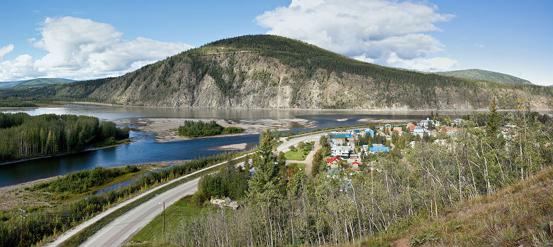 Dawson - Vue sur la ville, lac et colline