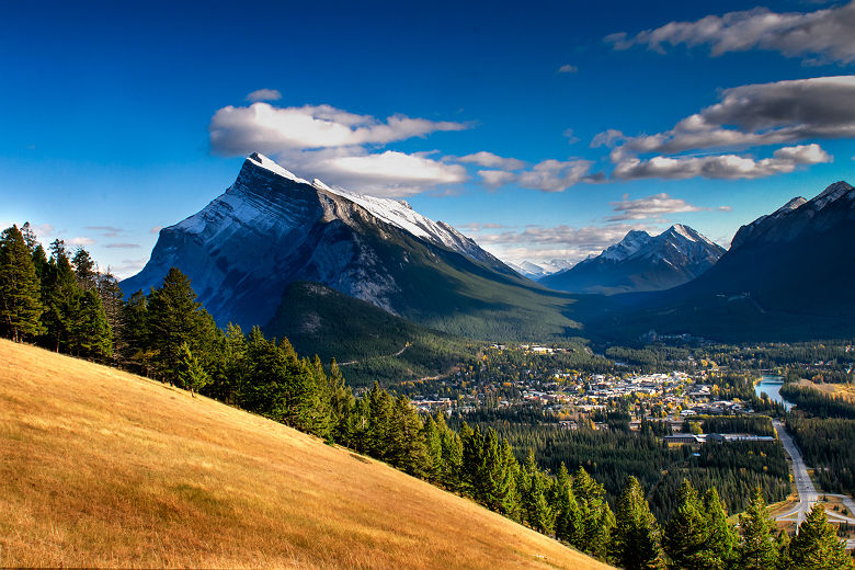 Canada - Vue sur la ville située au coeur du parc national de Banff