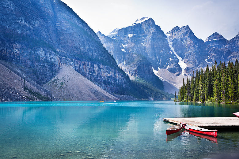 Canada - Canoés amarrées sur un ponton dans le lac Moraine au parc national Banff