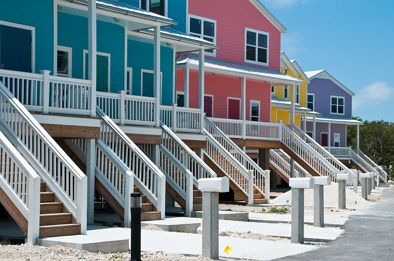 Etats-Unis - Maisons colorées en bois dans le sable à Key West