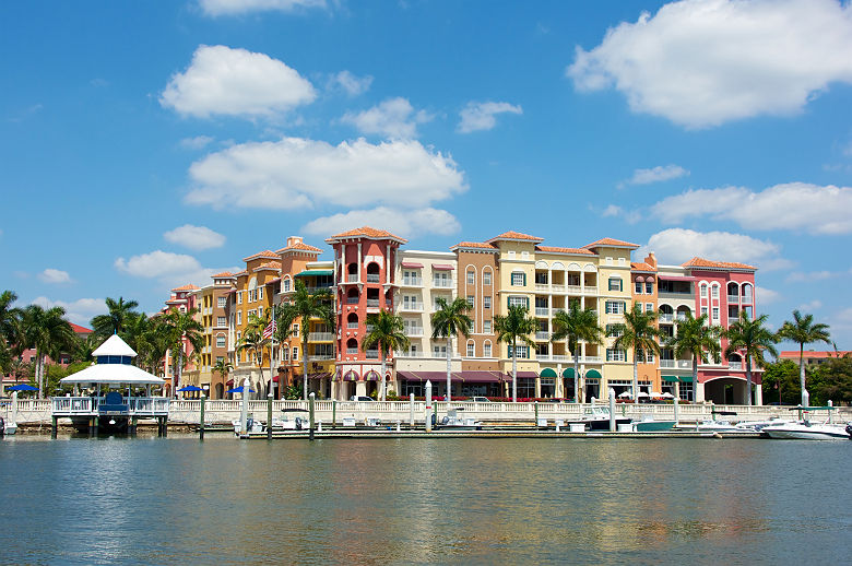 Floride - Bâtiments colorés de la ville de Naples et son port