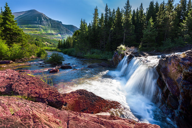 Rochers rouges et cascade dans le Parc national de Glacier dans le Montana - Etats Unis