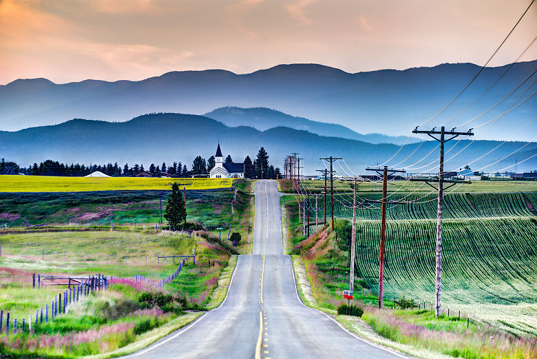 Route vers l'Eglise de Kalispell dans le Montana - Etats Unis