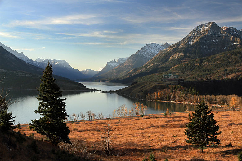 Canada - Vue sur lac moyen et supérieur Waterton et sur l'hôtel du prince galois à Alberta