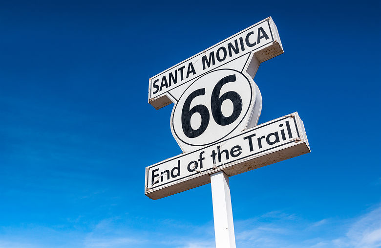 Panneau fin de la route 66 à Santa Monica, Californie - Etats Unis