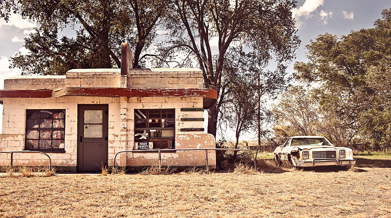 Restaurant abandonné et voiture ancienne au Nouveau Mexique sur la route 66 aux Etats Unis