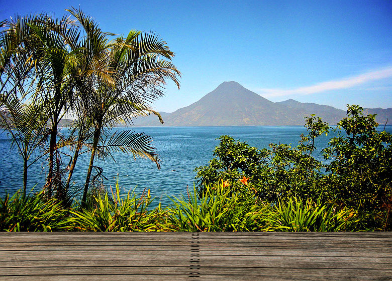 Terrasse sur la lac Atitlan et vue sur le volcan - Guatemala