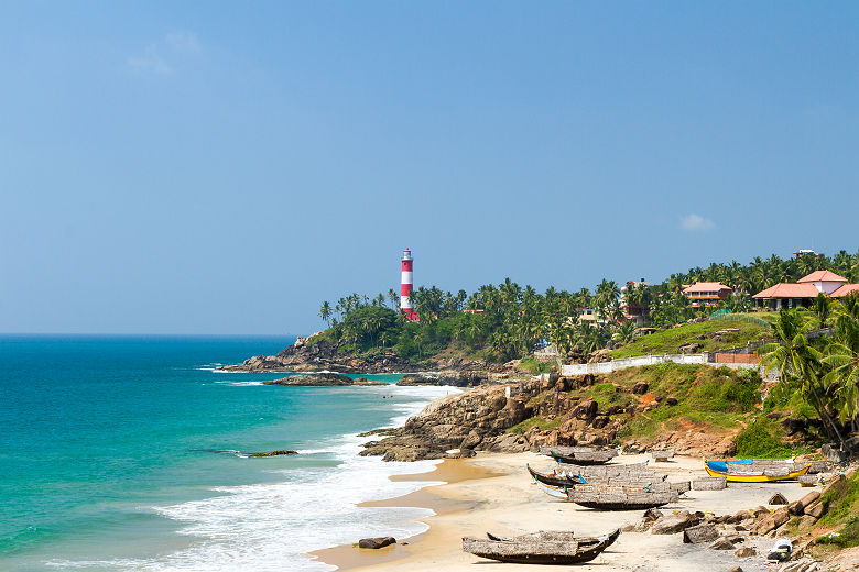 Vue sur le phare Vizhinjam depuis la plage - Kerala, Inde