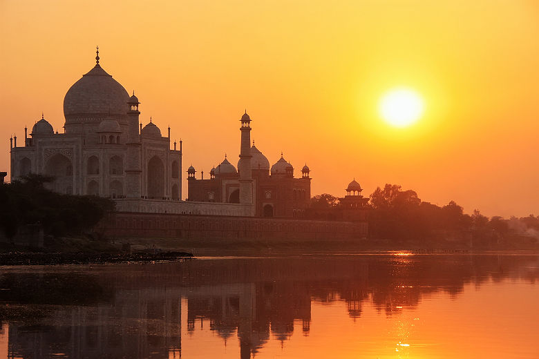 Inde -Mausolée de Taj Mahal au coucher de soleil, à Agra