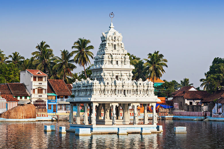 Inde - Temple indu de Thanumalayan sur l'eau à Kanniyakumari