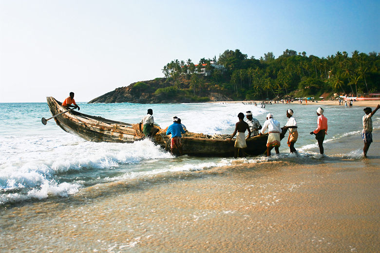 Pêcheurs sur une plage de Kovalam, Kerala - Inde