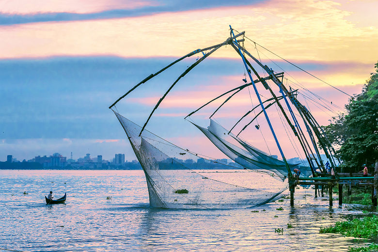 Inde - Filets de pêche sur la plage Fort Kochi à Kerala