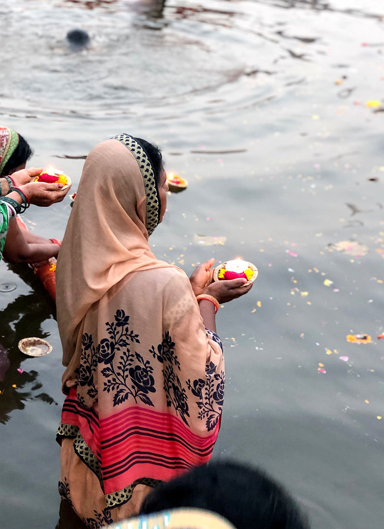 Dépôt de fleurs sacrées dans le Gange à Varanasi - Inde