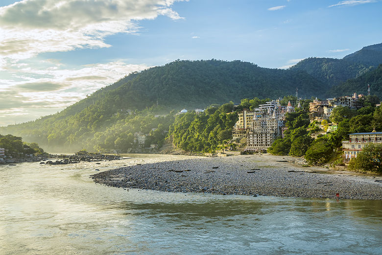 Inde - Vue sur la ville et les rives de Rishikesh, la ville du yoga