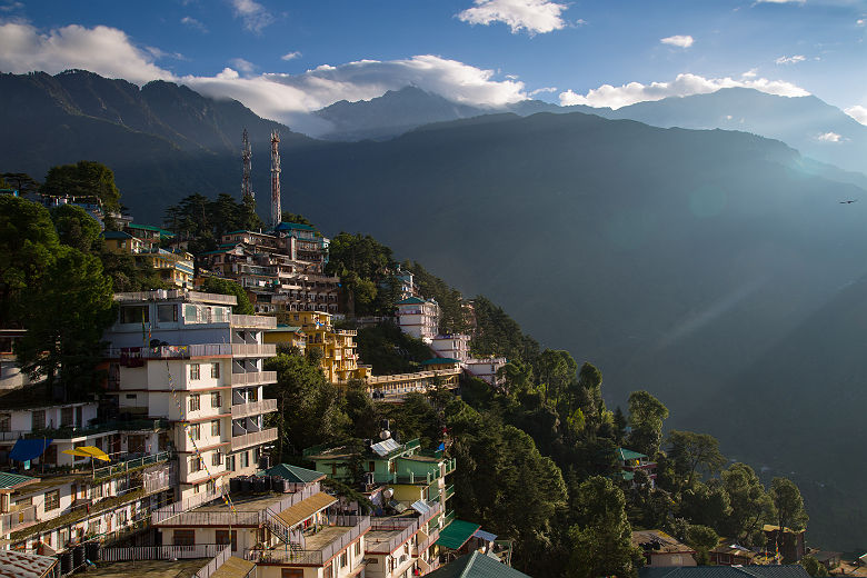 Inde - Vue sur les bâtiments et la vallée à Dharamshala