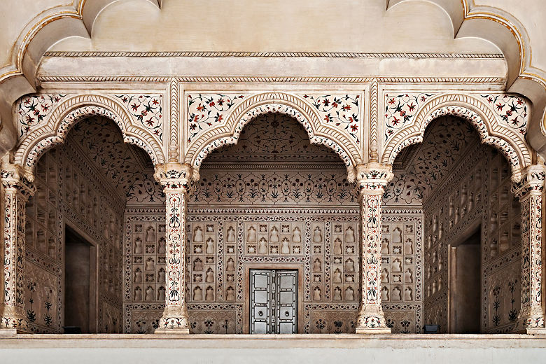 Inde - Vue intérieur de la forteresse Red et ses arches ornementés, Agra