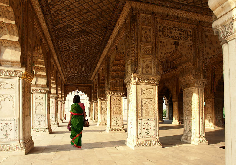 Inde - Portrait d'une femme qui visite les halls intérieurs de la forteresse rouge