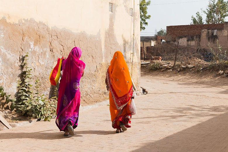 Inde - Portrait de deux femmes en habit traditionnel coloré marchent dans les rues de Madawa