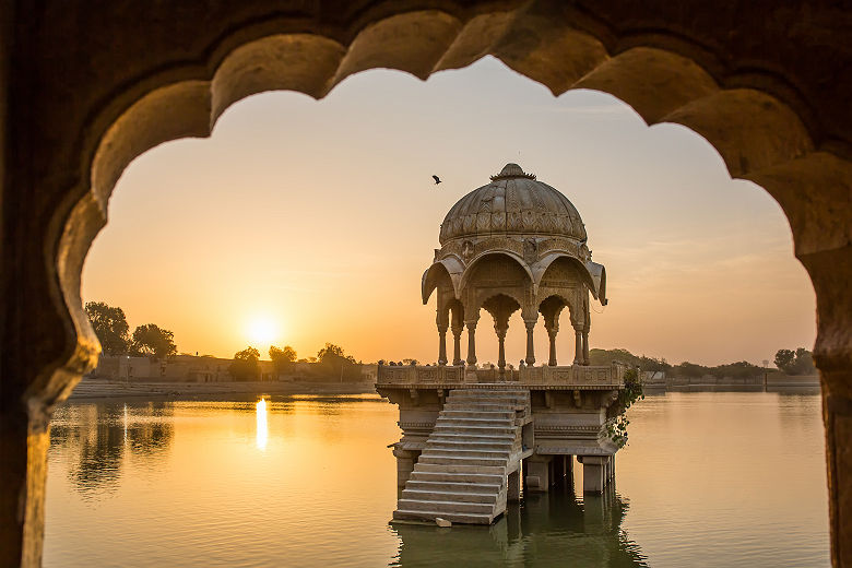 Inde - Temple Gadi Sagar au milieu d'un lac artificiel