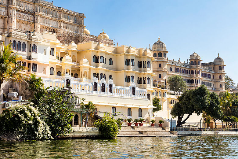 Inde - Palais de la ville d'Udaipur sur le lac pichola