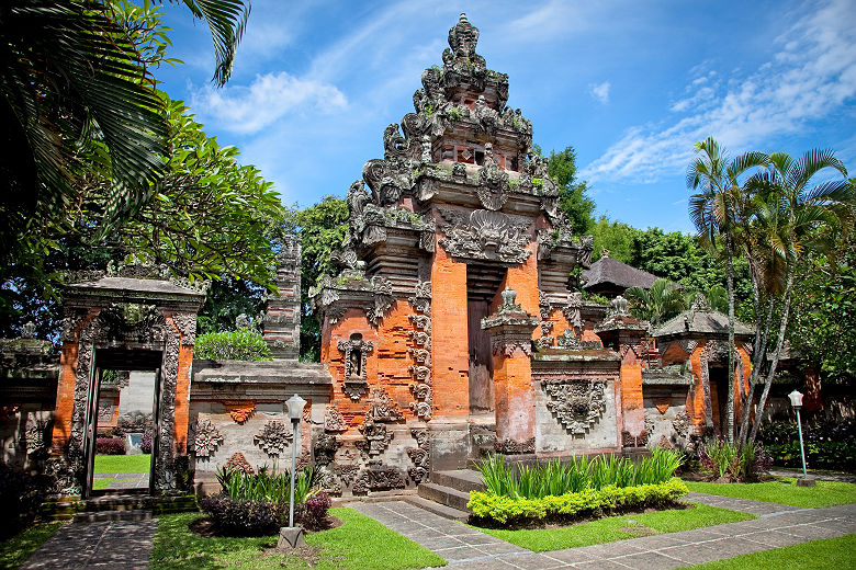 Porte d'entrée du Musée Negeri Propinsi à Denpasar, Bali, Indonésie