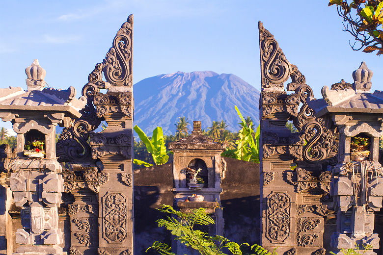 Bali - Lieu d'offrandes avec vue sur le volcan Agung à Amed