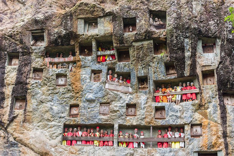 Site funéraire taillé dans les falaises rocheuses et ses poupées taillées dans le bois représentant les défunts : appelées tao-tao.  