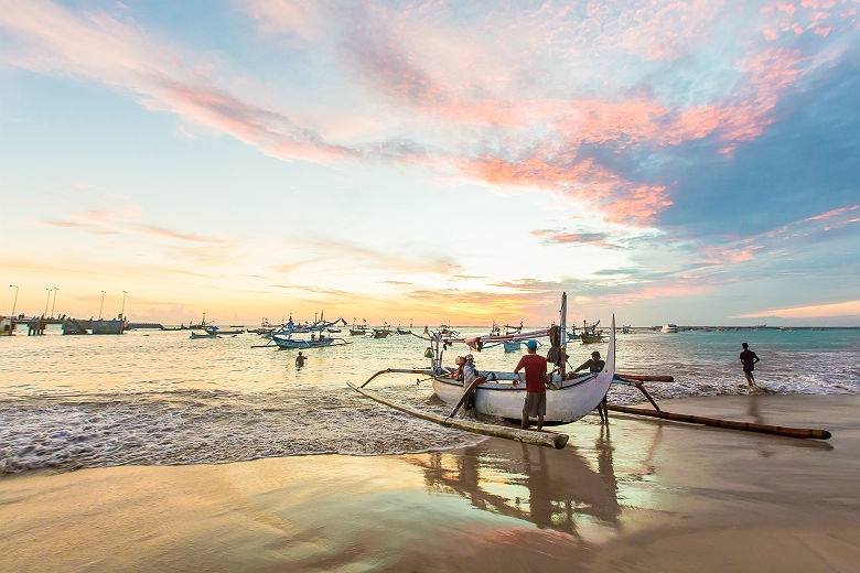 Bali - Bateau et pêcheurs sur la plage Jimbaran