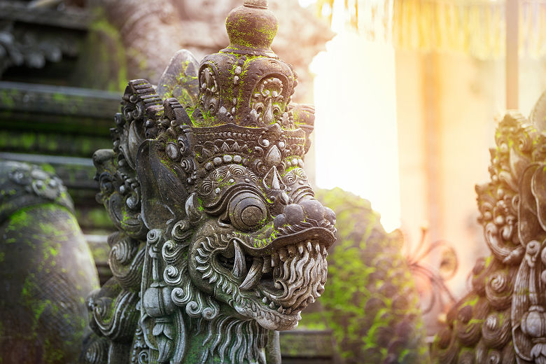 Bali - Statues de la mythologie locale dans un temple à Ubud